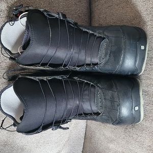 Snowboarding boots